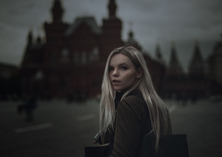 Moskwa. Kobieta na Placu Czerwonym Rosyjscy urzędnicy musza oddać paszporty
