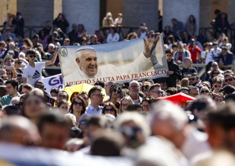 Pielgrzymi na Placu św. Piotra 10 najważniejszych wydarzeń  na 10. rocznicę pontyfikatu Franciszka