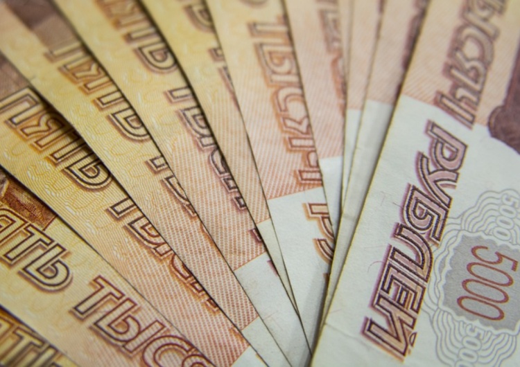 Ruble. Banknoty Niemieckie media: Austria wciąż zarabia w Rosji. Ten bank posiada w Rosji ok. stu oddziałów