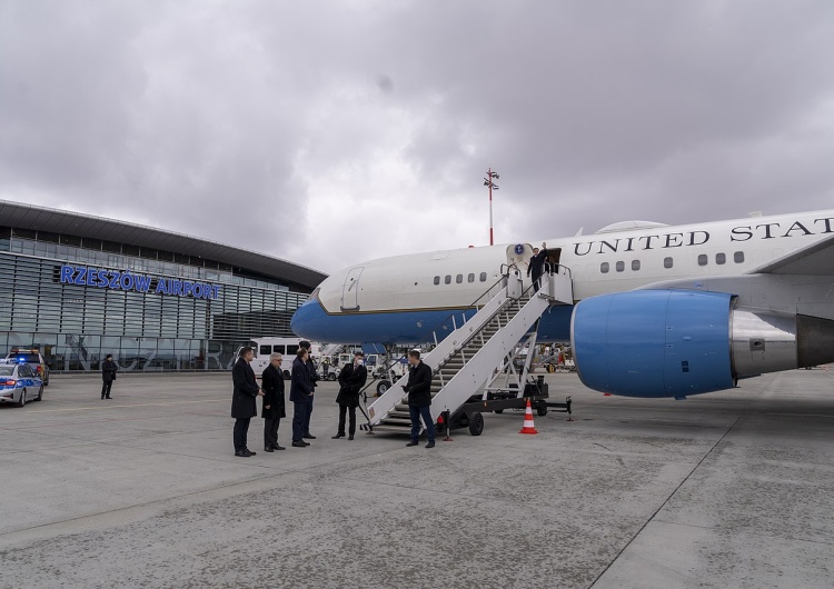 Sekretarz Stanu USA Antony Blinken wysiada z samolotu na lotnisku w Rzeszowie „Berliner Zeitung”: W Rzeszowie powstaje nowy Ramstein