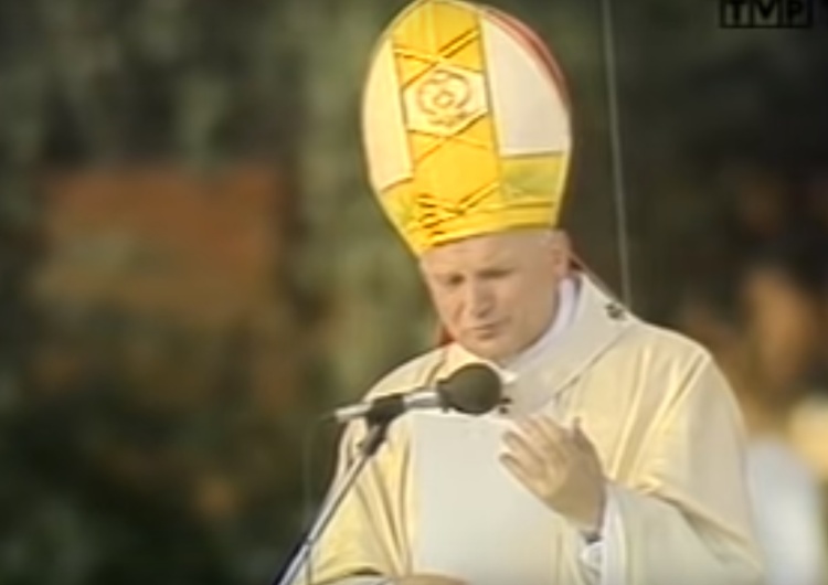 Jan Paweł II Odrażająca okładka tygodnika Urbana wycofana również z punktów sprzedaży Orlenu