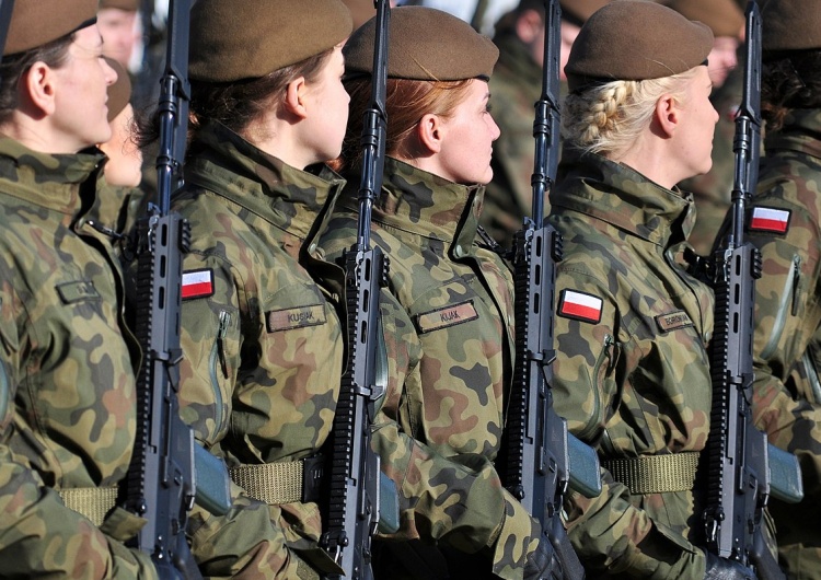 Kobiety, żołnierze WOT z karabinkami Grot Ekspert: Jest drugie dno ataku na karabinek Grot