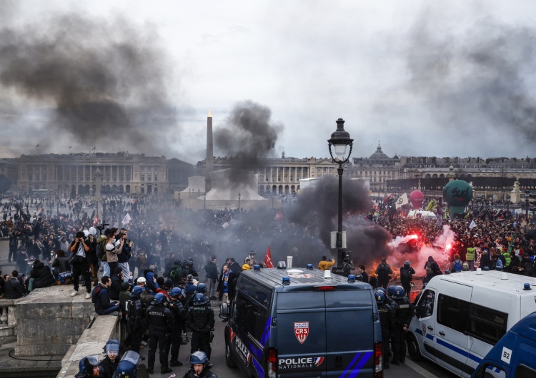 protesty we Francji Trwają protesty we Francji. Policja użyła gazu łzawiącego