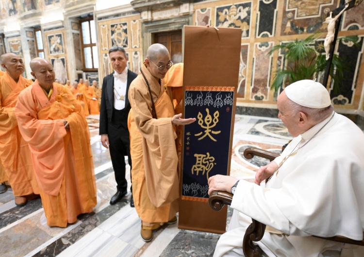 Papież Franciszek i tajwańscy mnisi buddyjscy Papież do mnichów buddyjskich: Religie pozostają w ścisłym związku z edukacją
