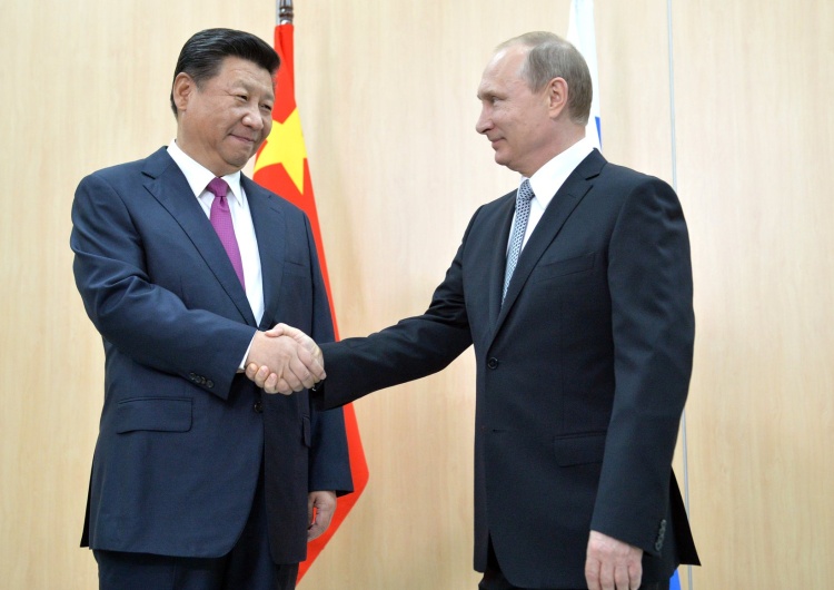 Xi Jinping i Władimir Putin Chiny wysyłają Rosji broń. Politico ujawnia szczegóły