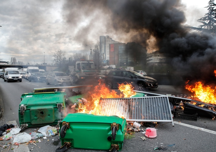 Paryż, 17 marca 2023 r. Protesty przeciwko reformie emerytalnej Paryż płonie, awantura w parlamencie. Rząd Macrona podwyższył wiek emerytalny bez głosowania [WIDEO]