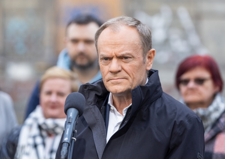 Donald Tusk „Łobuzie ty!” Incydent podczas konferencji z Donaldem Tuskiem [WIDEO]