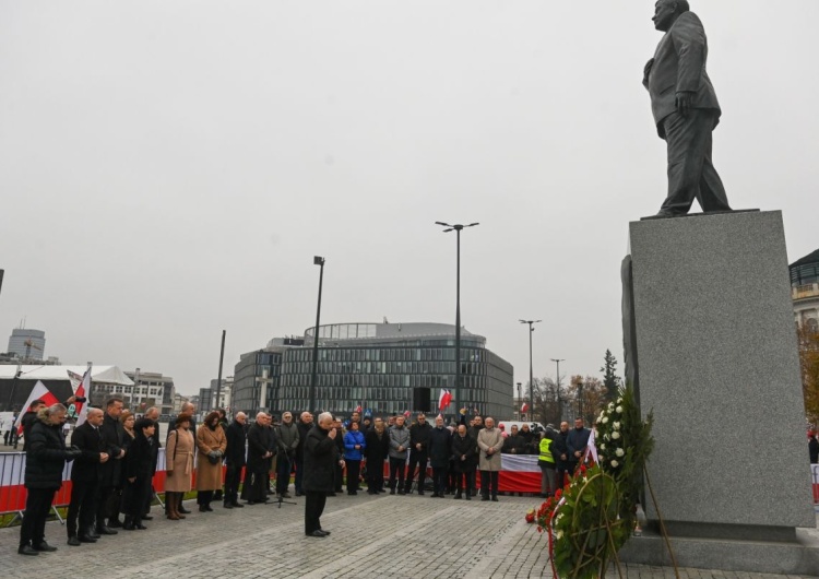 Można oblepiać pomnik smoleński prowokacyjnymi naklejkami? Jest reakcja policji