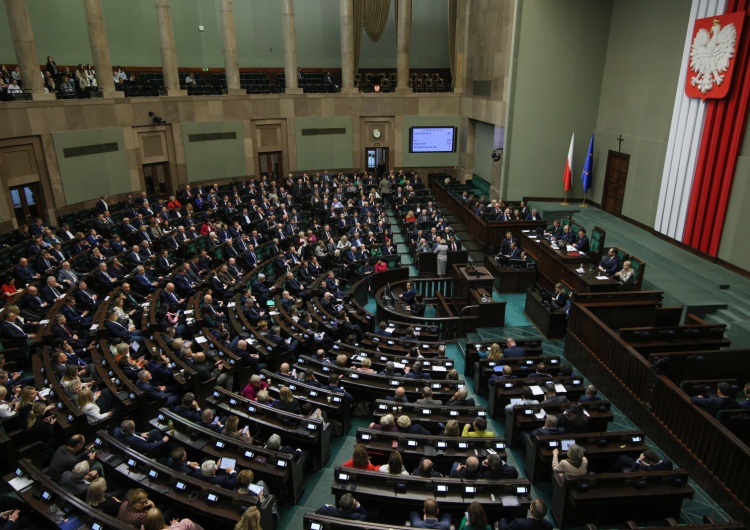 Tylko dwie partie notują wzrost poparcia. Zobacz najnowszy sondaż