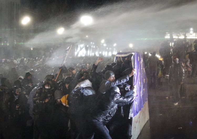 Protesty w Gruzji. Kilku dziennikarzy ucierpiało w starciach z policją