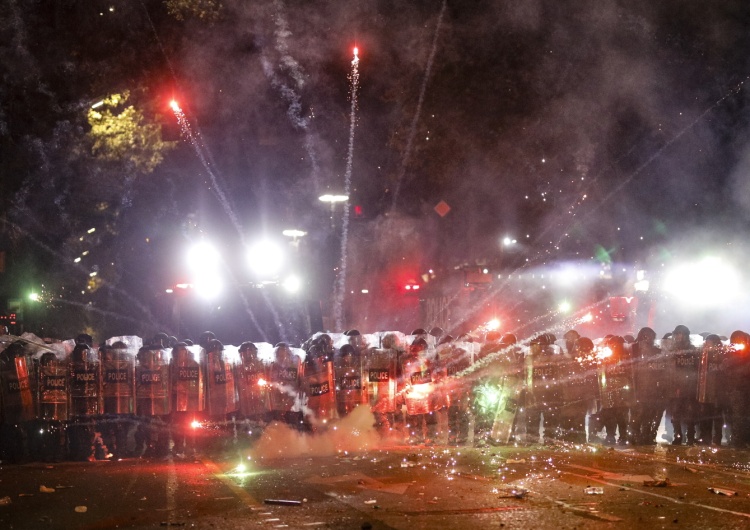 Protesty w Gruzji. W stronę policji odpalono fajerwerki