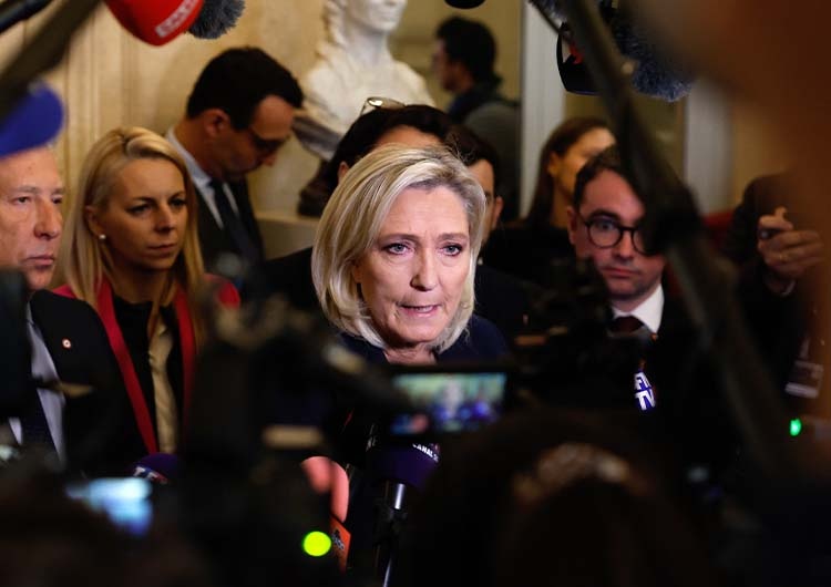 Rząd Francji na skraju upadku. Marine Le Pen zdecydowała