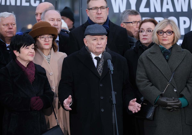 Krzyki na miesięcznicy smoleńskiej. Kaczyński: To bezczelna agentura Putina