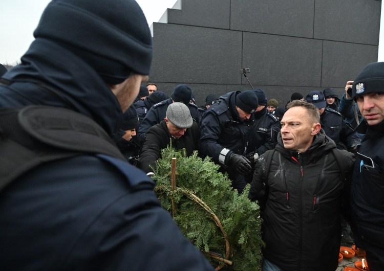 Aktywiści zakłócili miesięcznicę smoleńską. Doszło do przepychanek