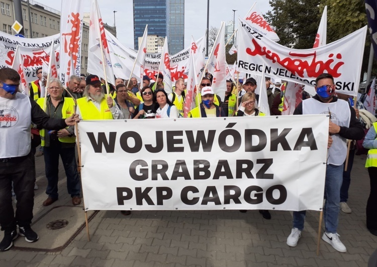 "Pracownicy na bruku, zarząd PKP Cargo zgarnia dodatkowe wypłaty?". Ważne pytania od posła