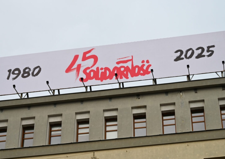 Na budynku Komisji Krajowej NSZZ "S" w Gdańsku zawisł baner na 45-lecie Solidarności