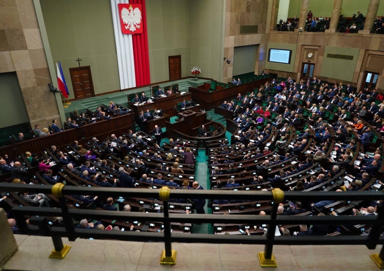 Tusk i Kaczyński nie mają powodów do zadowolenia. Najnowszy sondaż partyjny