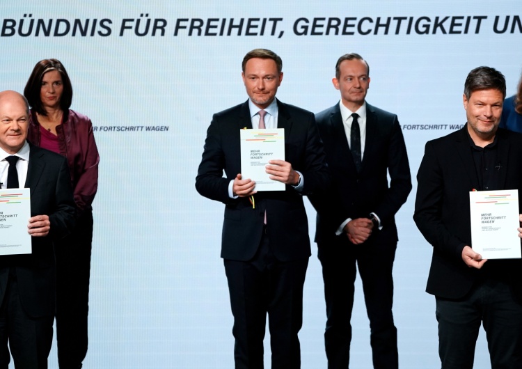 Politycy koalicji SPD-FDP-Zieloni Chcą przekształcić UE w „federalne państwo europejskie”. W Niemczech władzę przejmuje koalicja SPD, FDP i Zielonych