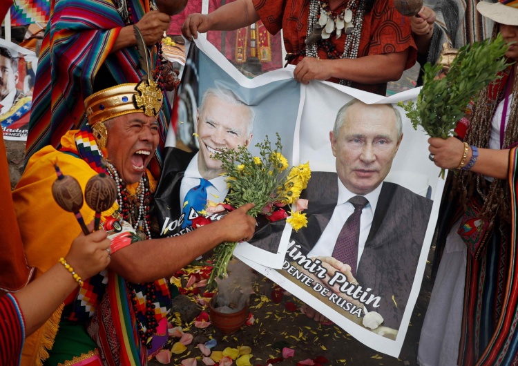 Peruwiański szaman przepowiada rok 2022 w ramach ceremonii z użyciem zdjęć Bidena i Putina Paweł Jędrzejewski: Kto jest wdzięczny prezydentowi Bidenowi za pierwszy rok w Białym Domu