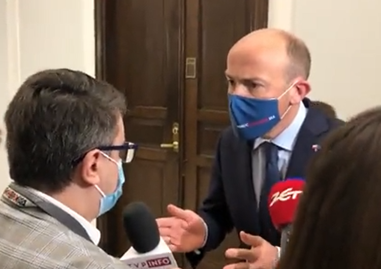  [wideo] Niebywałe. Budka pytany w Sejmie o Sienkiewicza broni się… Pawłem Adamowiczem. „Szczuli na niego”