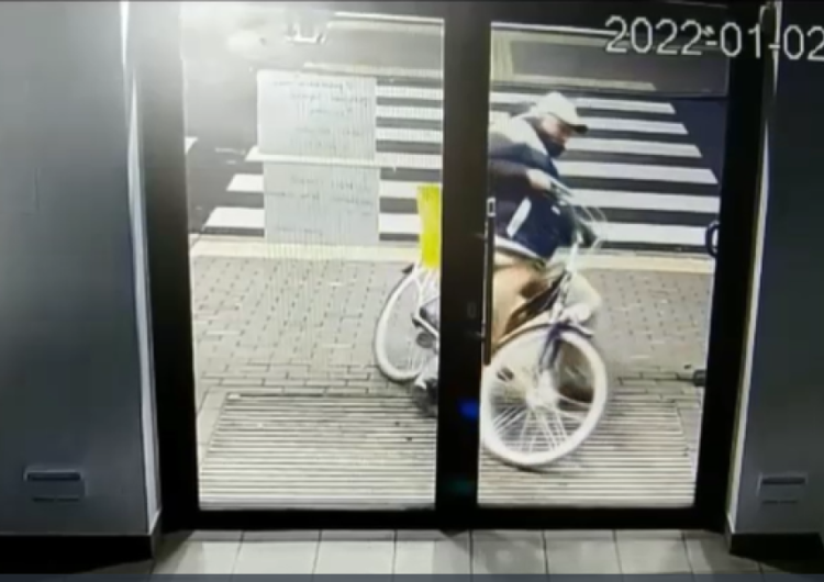 mężczyzna taranujący rowerem drzwi do urzędu Najpierw próbował staranować drzwi urzędu rowerem, potem... Policja publikuje film
