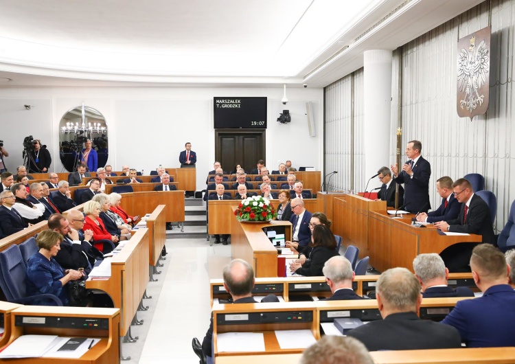  Z. Kuźmiuk: Senat usiłował zdemolować budżet na 2022 rok. Poprawki na ponad 40 mld zł