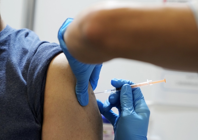 szczepienie przeciwko COVID-19 Wielka Brytania wycofuje się z obowiązku szczepień w służbie zdrowia