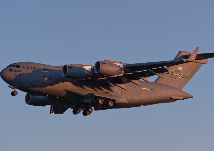Boeing C-17 Globemaster III Amerykańskie samoloty wylądowały w Kijowie. Czym USA wsparły Ukrainę?