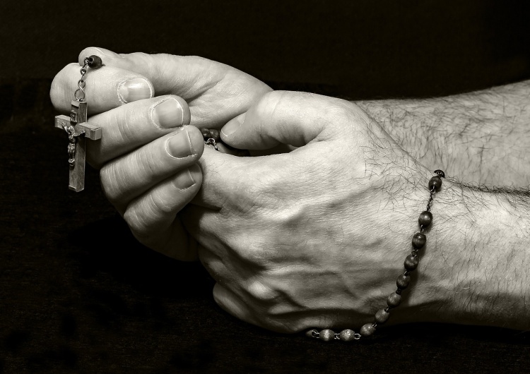 Różaniec, modlitwa W Hiszpanii za modlitwę pod kliniką aborcyjną będzie groził rok więzienia. Za modlitwę