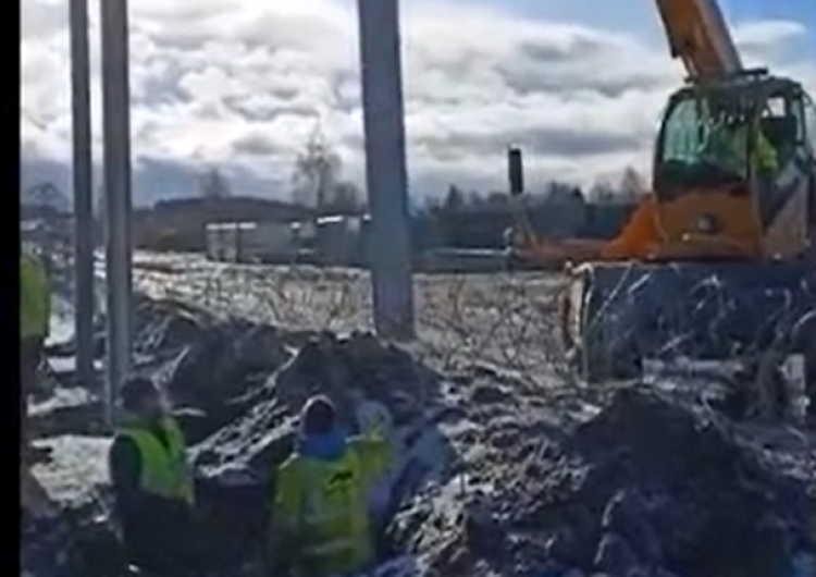 Budowa zapory na granicy z Białorusią [WIDEO] Praca przy budowie zapory na granicy wre. Straż Graniczna publikuje kolejne nagrania