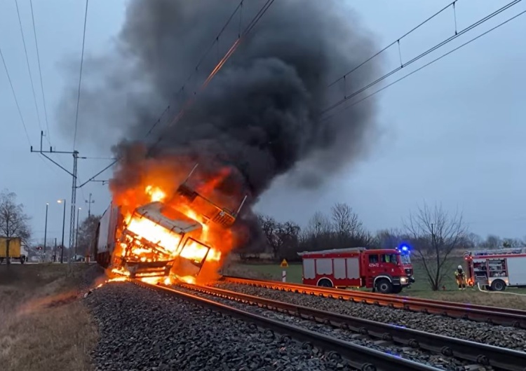  [wideo] Wielkopolska: Groźny wypadek na przejeździe kolejowym. Pociąg i ciężarówka stanęły w płomieniach