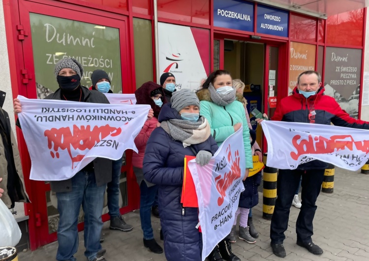  Wolne niedziele dla pracowników handlu. Związkowcy z Solidarności protestują przed sklepami Intermarche