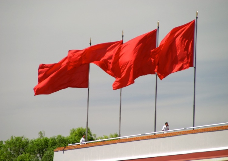 czerwone flagi, zdjęcie poglądowe Wymachiwali czerwonymi flagami. Komuniści sprofanowali kościół