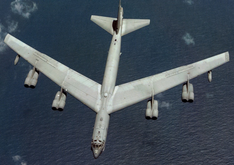 B-52 Amerykanie wysłali mogące przenosić ładunki jądrowe bombowce B-52 do bazy RAF w Fairford