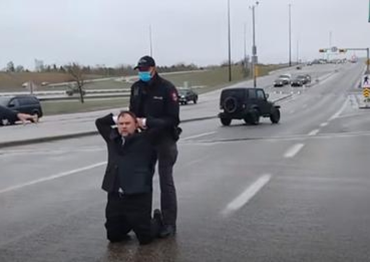 Aresztowanie pastora Pawłowskiego w Kanadzie W Kanadzie aresztowano pastora wspierającego „konwój wolności”. Kanadyjczycy protestują w jego obronie