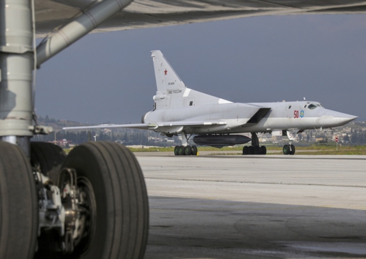 Bombowiec Tu-22M3 w rosyjskiej bazie lotniczej Hmeimim w Syrii Incydent z udziałem samolotów USA i Rosji nad Morzem Śródziemnym. „Ekstremalnie bliska odległość”
