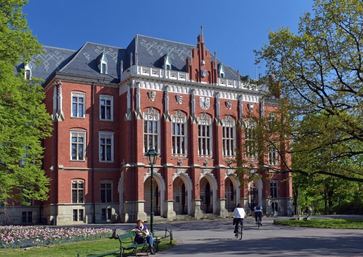 Collegium Novum Uniwersytetu Jagiellońskiego „Został wezwany do złożenia wyjaśnień”. Ostra reakcja UJ na haniebny wpis rzecznika prasowego Instytutu