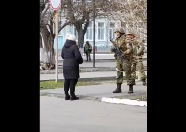  Dramatyczne nagranie z południa Ukrainy. „Odważna kobieta otwarcie pyta rosyjskiego żołnierza…” [WIDEO]