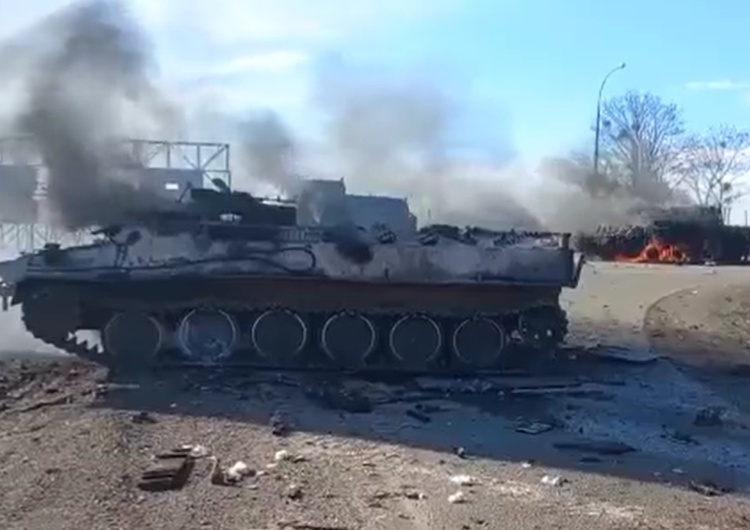 płonące rosyjskie pojazdy pancerne Ukraińcy zadają ciężkie straty. MSW Ukrainy podało informacje o liczbie zabitych Rosjan