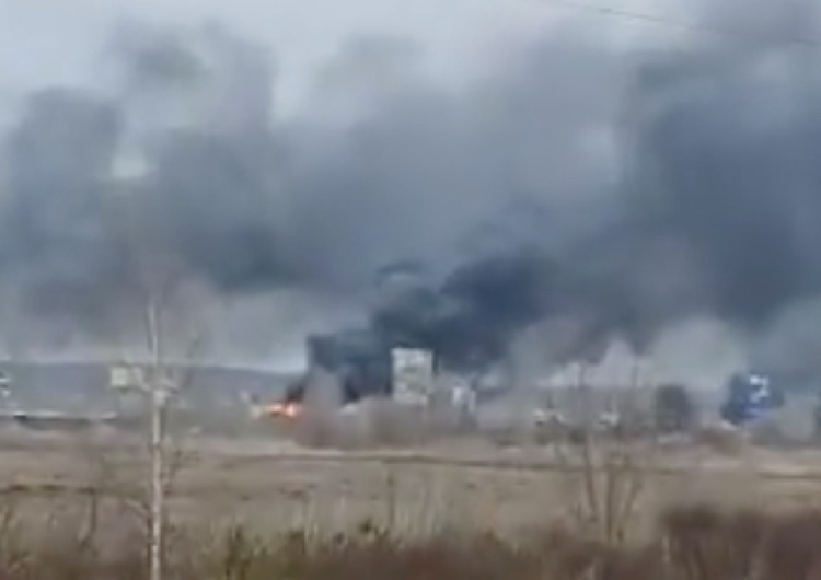  Płonie kolumna rosyjskich pojazdów w pobliżu lotniska w Hostomlu. Walki nadal trwają [WIDEO]