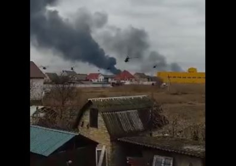 Rosyjski atak na Hostomel Rosjanie twierdzą, że zajęli Hostomel – kluczowe lotnisko pod Kijowem