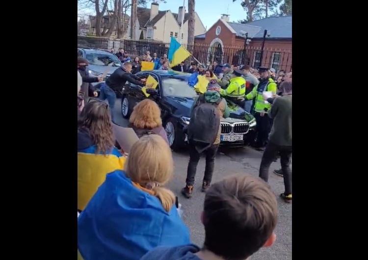  [video] Dublin: Wściekły tłum napiera na samochód z ambasadorem Rosji. 