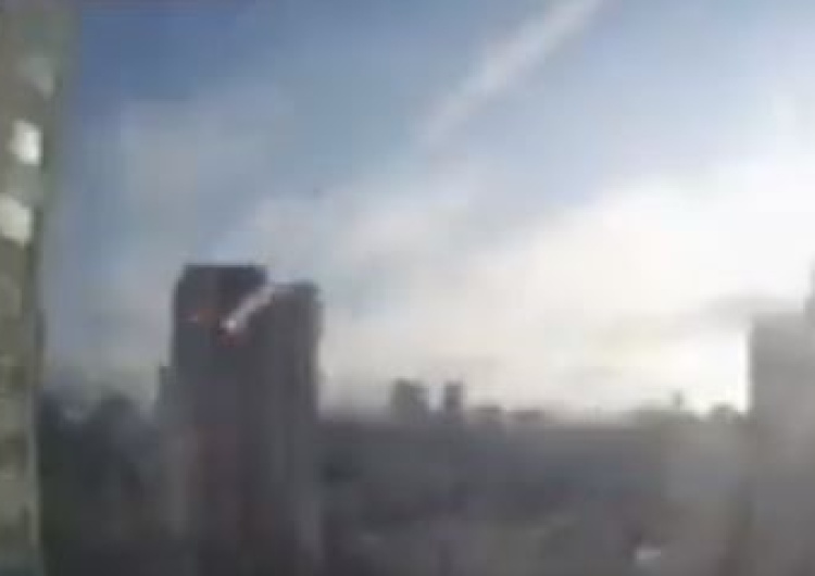  [VIDEO] Rosyjski pocisk trafił w blok mieszkalny w Kijowie. Dramatyczne nagranie