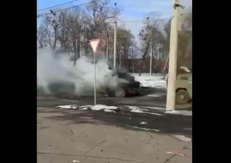 Płonący pojazd opancerzony Tigr, Charków, 27 lutego 2022 r. Charków: Trwają walki uliczne, Rosjanie wdarli się do miasta