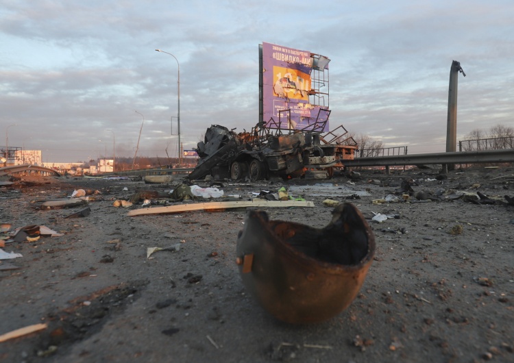 Zniszczone rosyjskie maszyny w wyniku niedawnych walk pod Kijowem Ukraina: Groźba katastrofy humanitarnej na wschodzie kraju. 40 tys. osób bez jedzenia i prądu