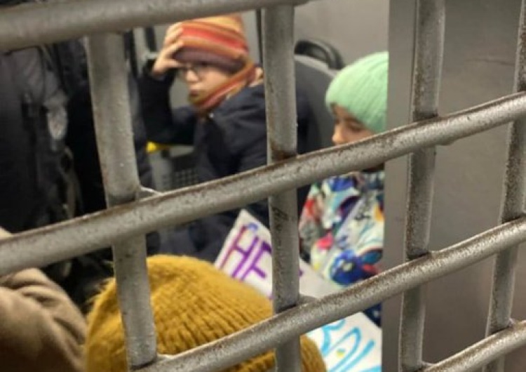 Dzieci aresztowane w Moskwie Kilkuletnie dzieci zatrzymane w Moskwie. Powodem miał być antywojenny plakat