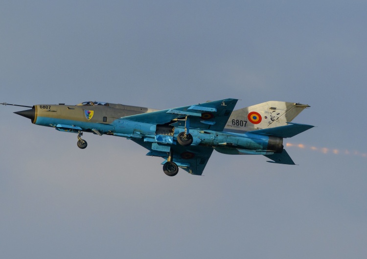 Rumuński MiG-21 Rumuński MIG-21 zniknął z radarów u wybrzeży Morza Czarnego. A wysłany na poszukiwania helikopter się rozbił