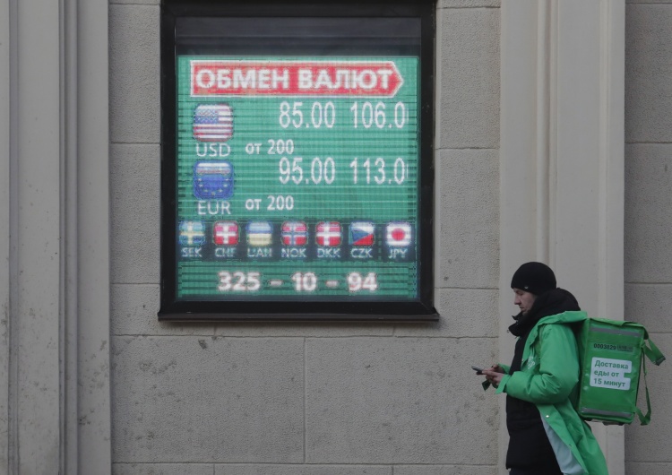 Kurs rubla w Moskwie Kolejny problem dla rosyjskiej gospodarki. Największe agencje obniżyły ratingi Rosji