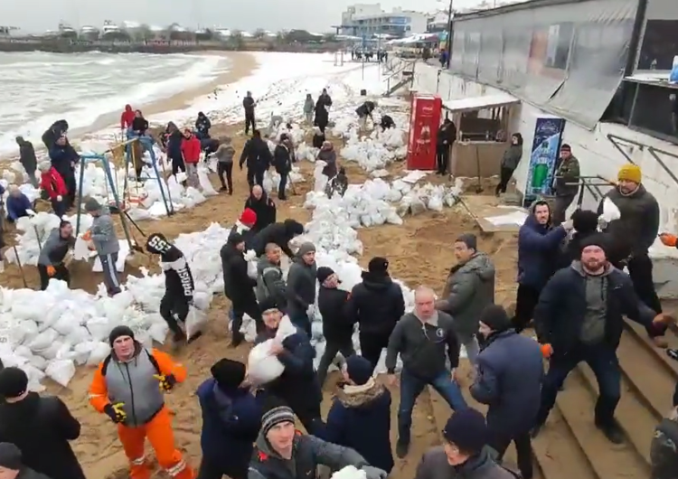 Obrońcy Odessy Odessa przygotowuje się na inwazję. Mieszkańcy wznoszą na plaży blokady [wideo]