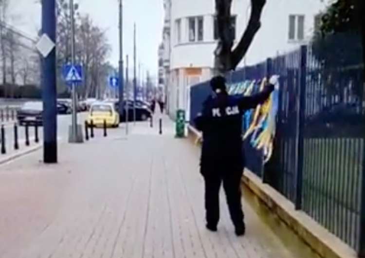  Warszawa: Policjantka zrywa symbole poparcia dla Ukrainy. Przechodnie: „Jak pani nie wstyd?” [WIDEO]